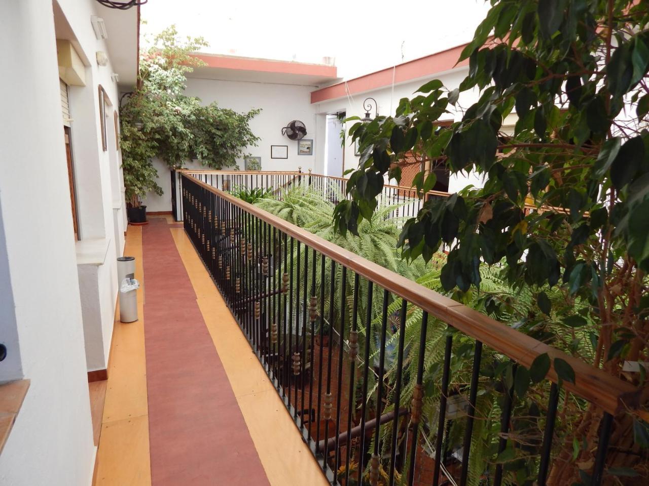 Hostal Cristina Chipiona Buitenkant foto