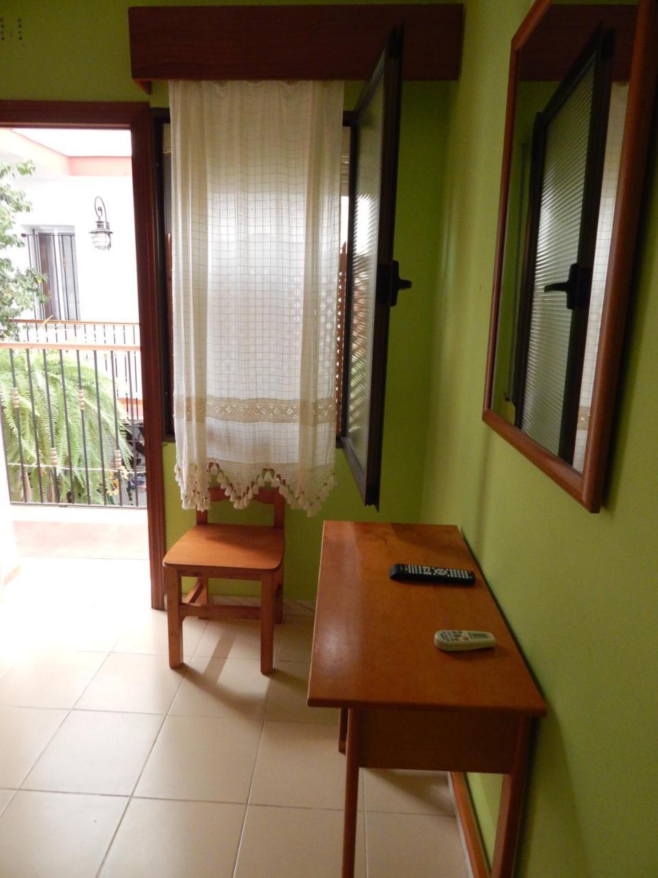 Hostal Cristina Chipiona Buitenkant foto